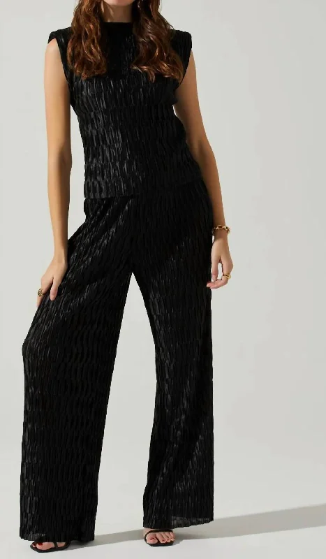 Culottes women trousers with a unique and trendy silhouetteSavine Textured Pant In Black